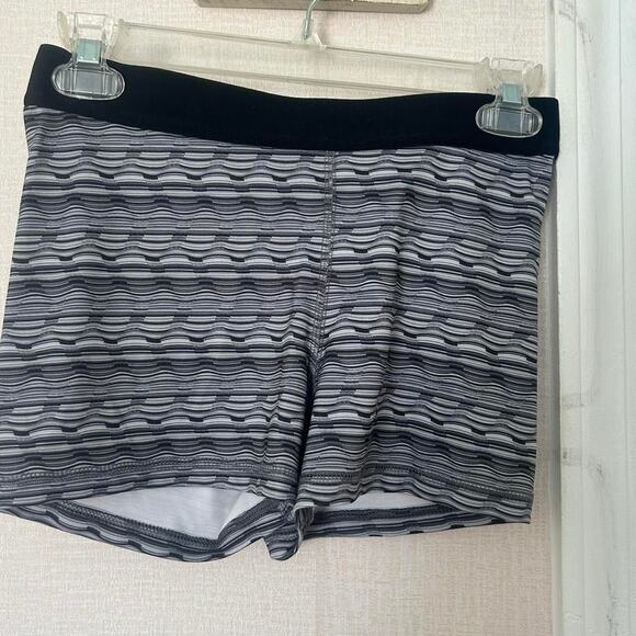 Grey and black sportswear shorts - Picture 4 of 7
